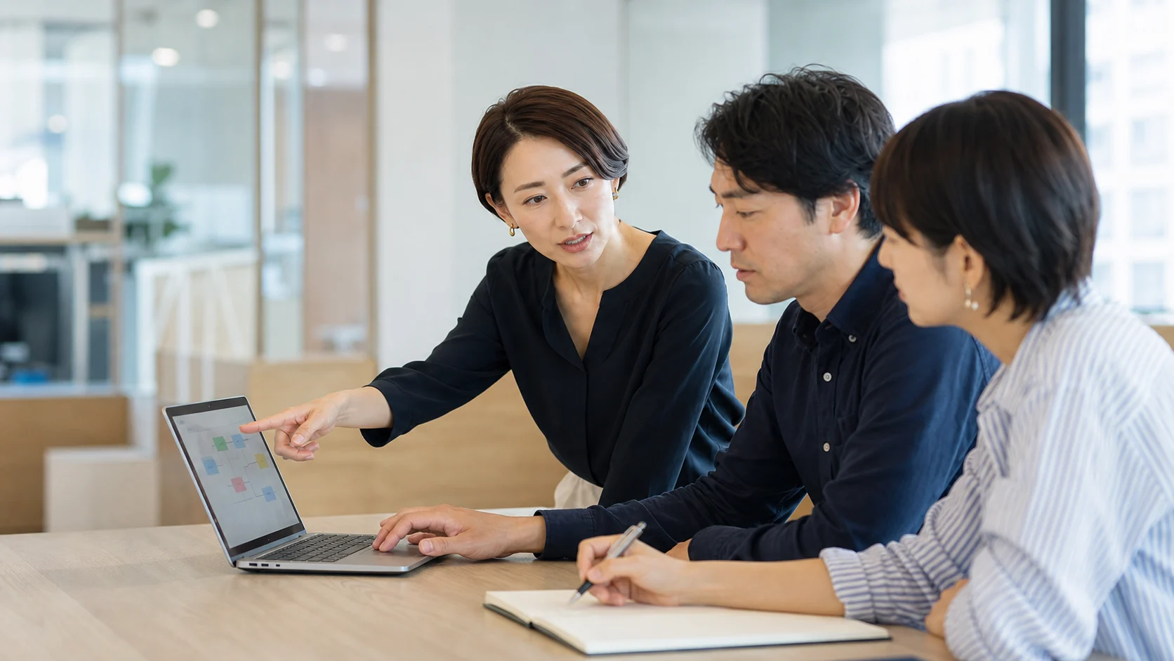 社員が自分のノートPCで実務を題材にAIの仕組みづくりを学ぶ様子